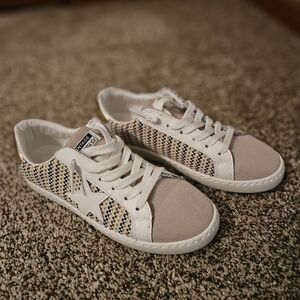 Tennis shoes